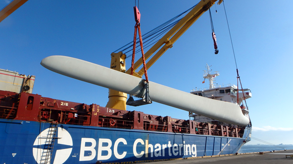 神戸港での風車ブレードの揚げ作業 大黒埠頭以外での荷役作業・通関・輸送・据付も対応